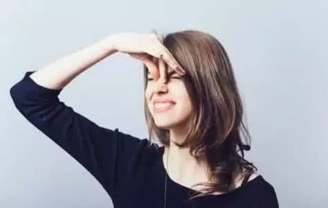 what！？“香”艷的美女成了辦公室污染源，甲醛治理非常必要！