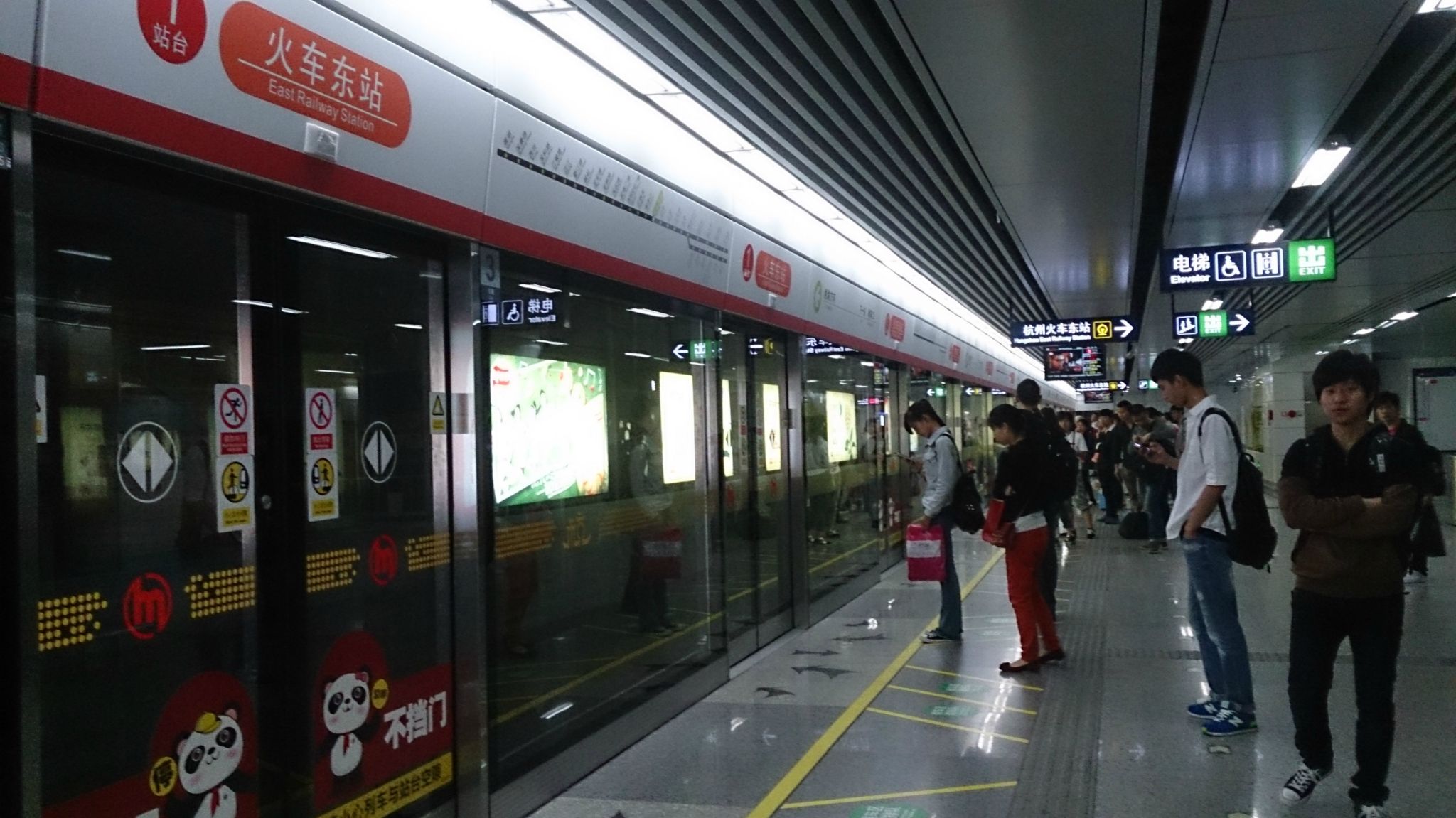 地鐵公交等公共場(chǎng)合空氣污染突出，市民盼望杭州室內(nèi)空氣檢測(cè)機(jī)構(gòu)進(jìn)行檢測(cè)