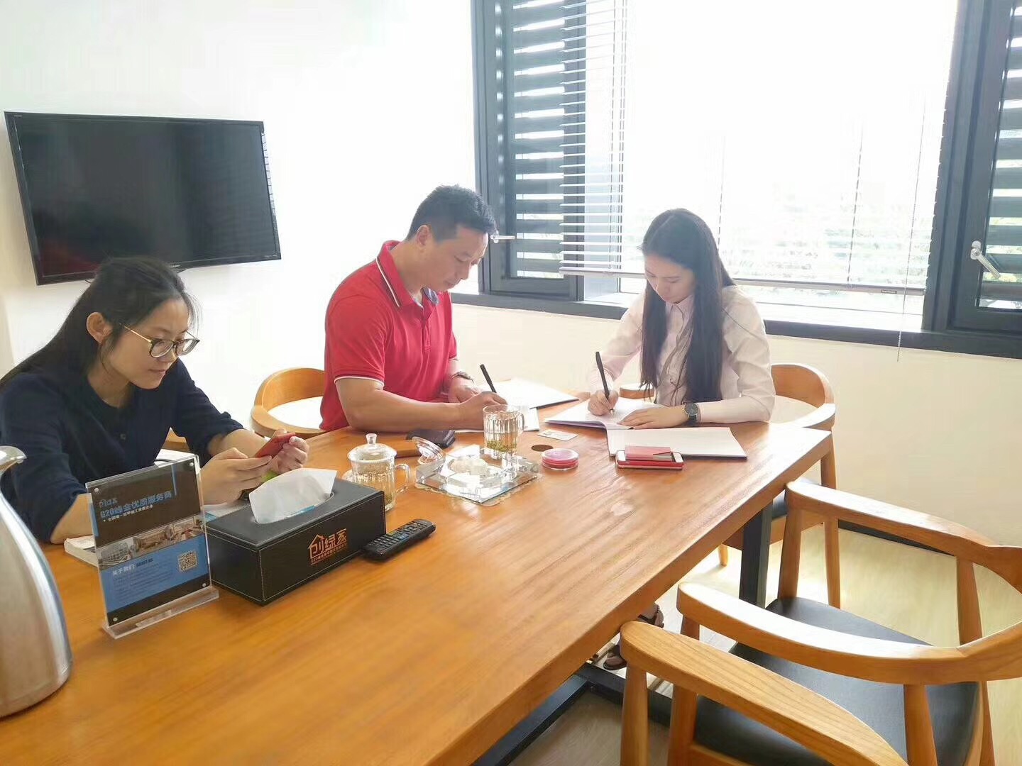 熱烈祝賀余總簽約創(chuàng)綠家海南省市級代理！