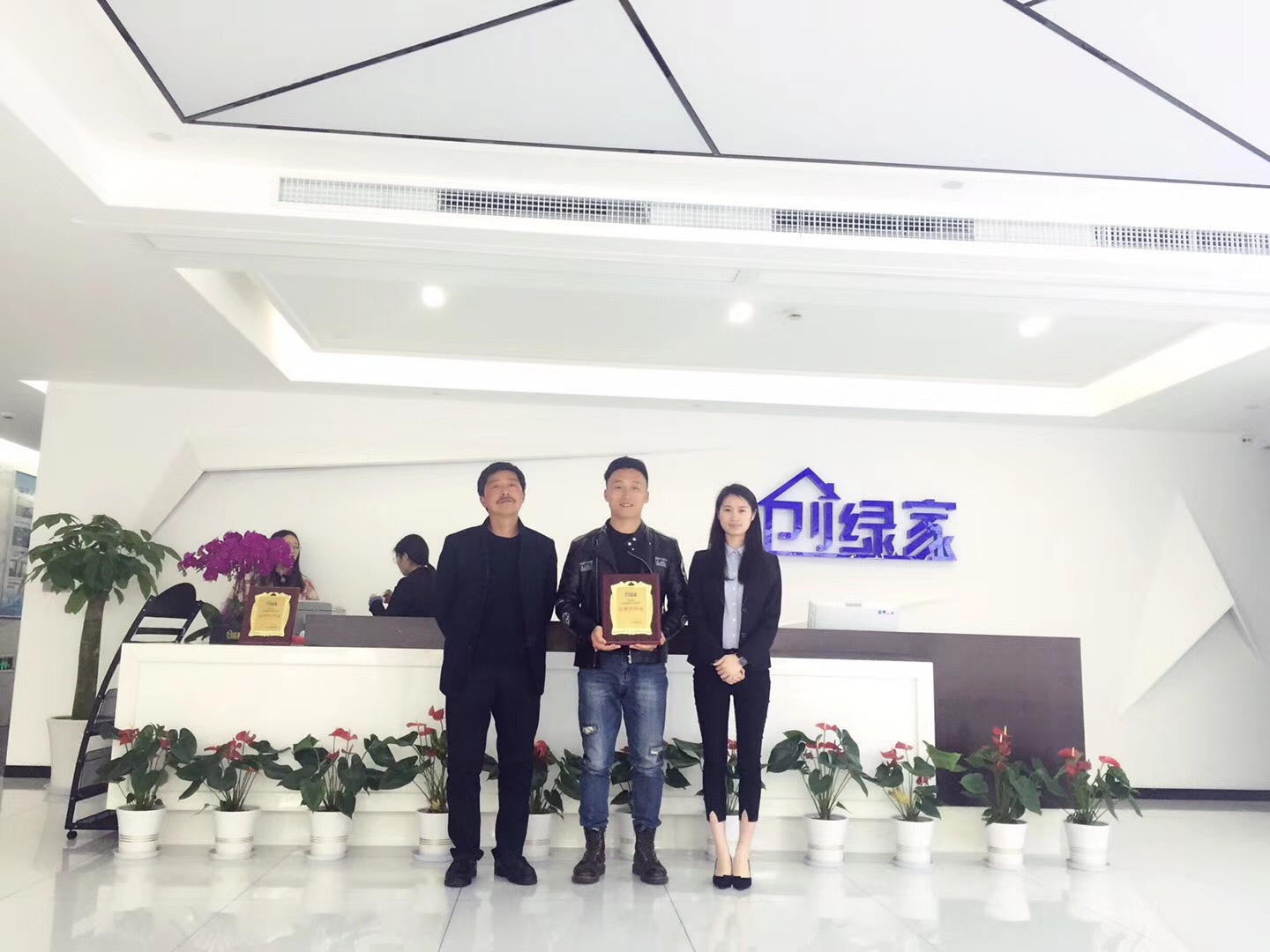 熱烈祝賀張總父子簽約創(chuàng)綠家江蘇省市級(jí)代理！