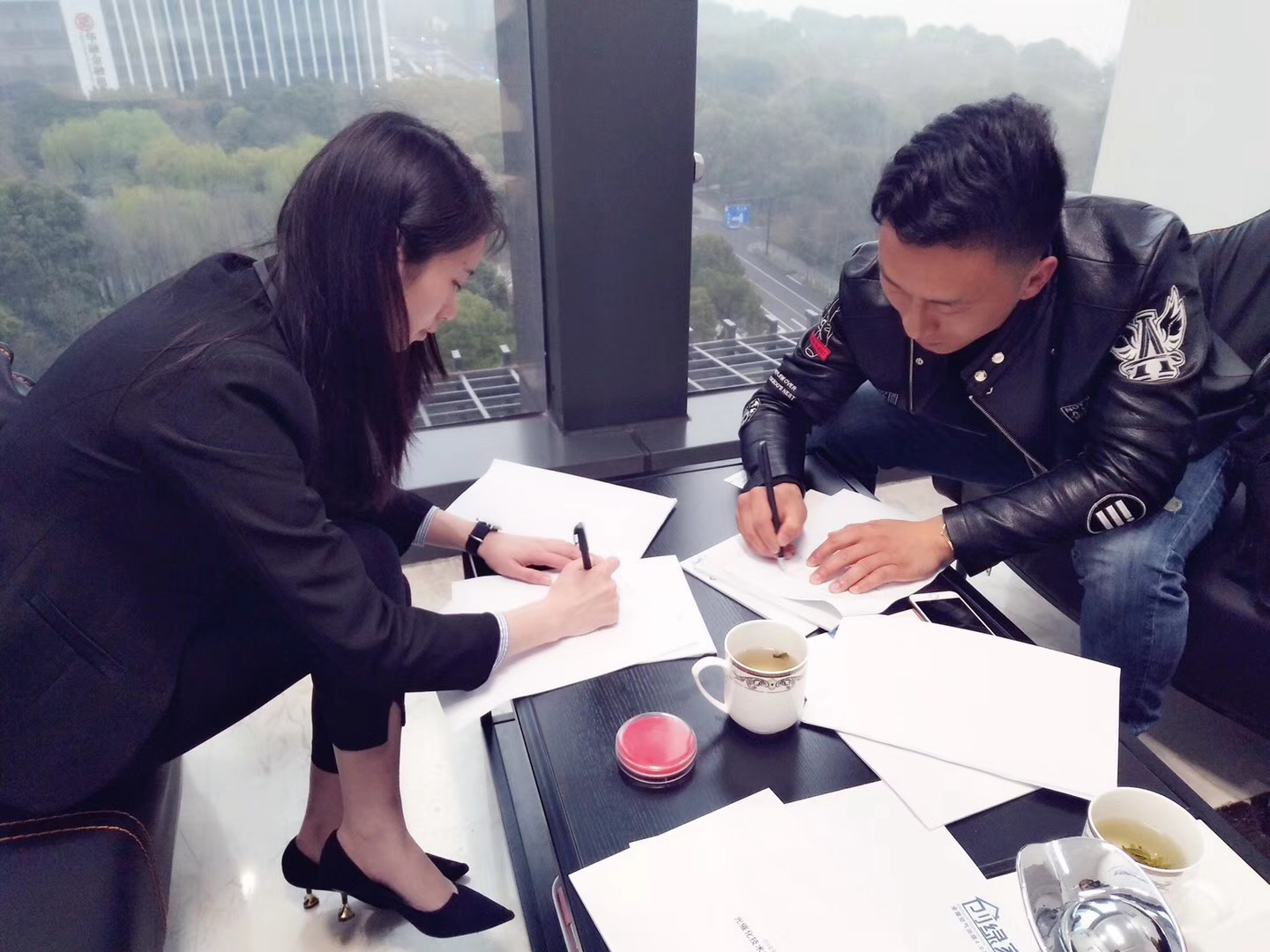 熱烈祝賀張總父子簽約創(chuàng)綠家江蘇省市級(jí)代理！