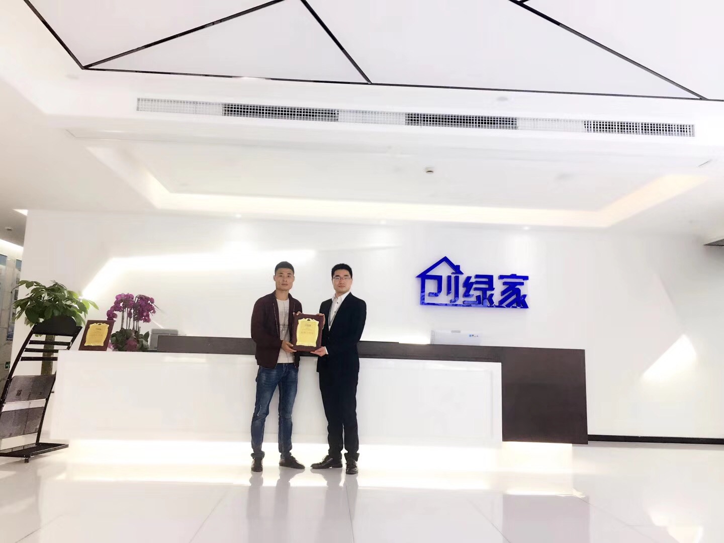 熱烈祝賀吳總簽約創(chuàng)綠家?jiàn)涞资袇^(qū)級(jí)代理！