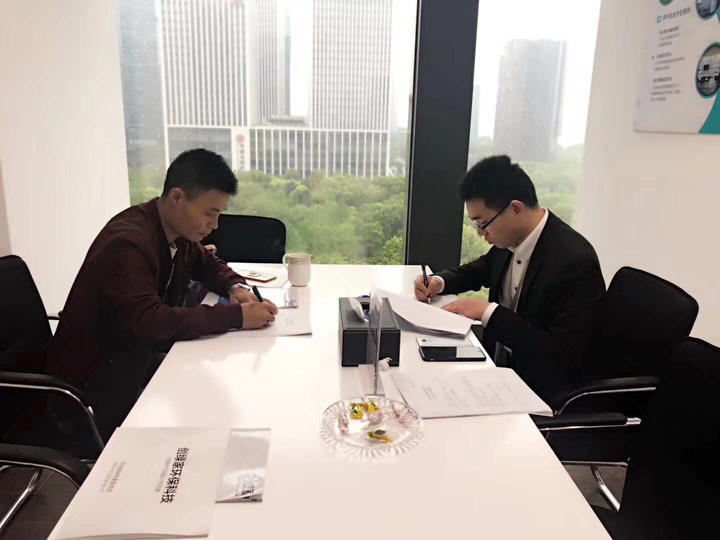 熱烈祝賀吳總簽約創(chuàng)綠家?jiàn)涞资袇^(qū)級(jí)代理！