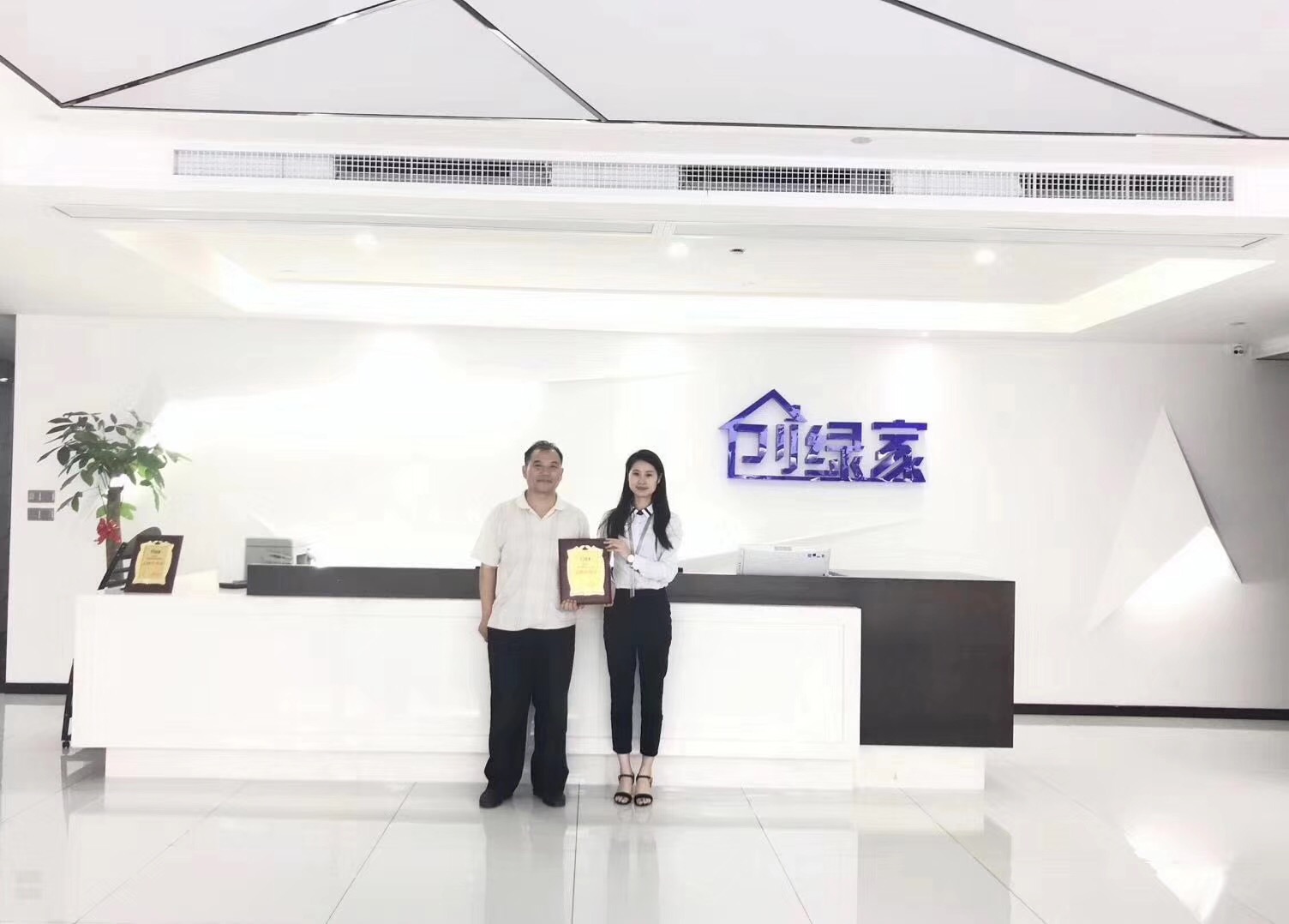 熱烈祝賀張總簽約創(chuàng)綠家鄭州市縣級代理！