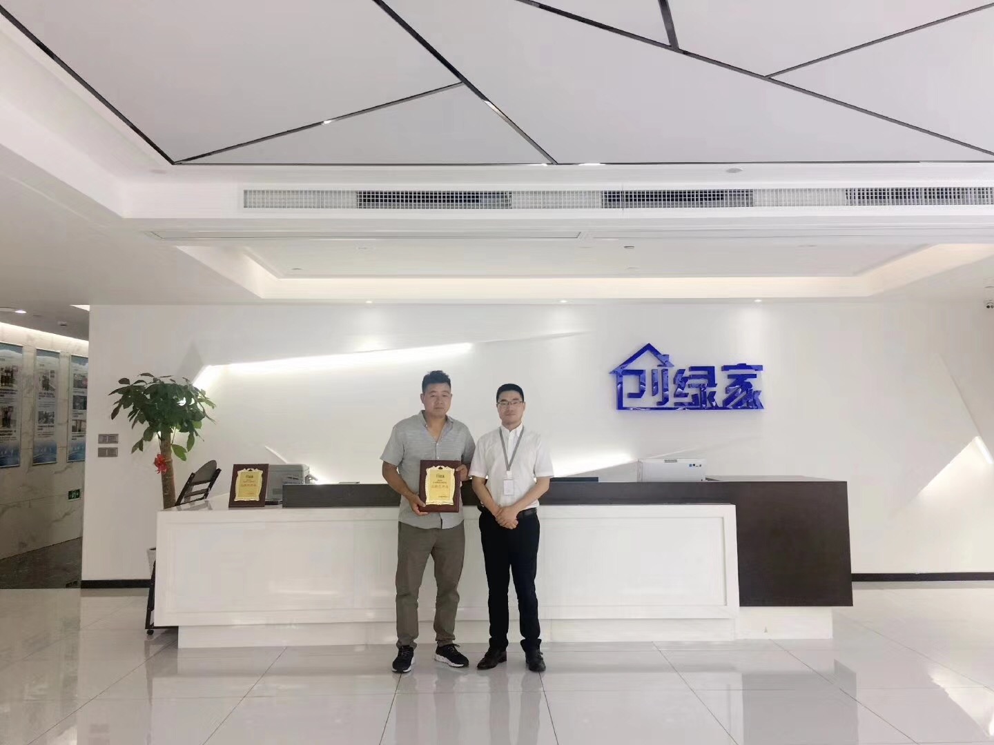 熱烈祝賀何總簽約創(chuàng)綠家信陽市縣級代理！