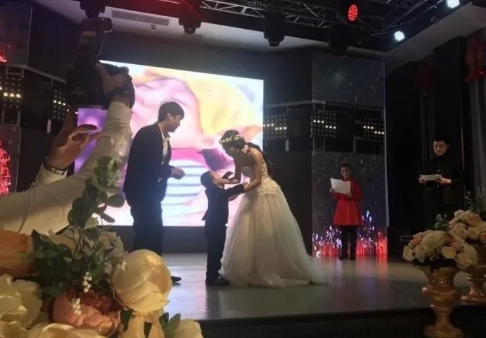 4歲男孩和媽媽辦“婚禮”，真相令人淚崩！