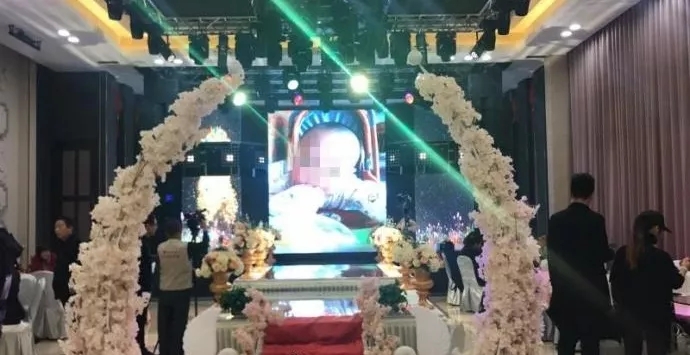 4歲男孩和媽媽辦“婚禮”，真相令人淚崩！