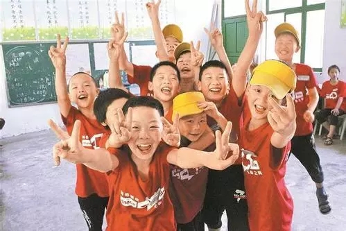 開(kāi)學(xué)倒計(jì)時(shí)，學(xué)校除甲醛讓熊孩子們?cè)獨(dú)鉂M滿迎接新學(xué)期！