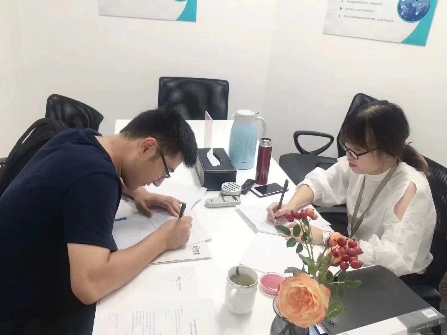 熱烈祝賀何總簽約創(chuàng)綠家塔城市縣級代理！