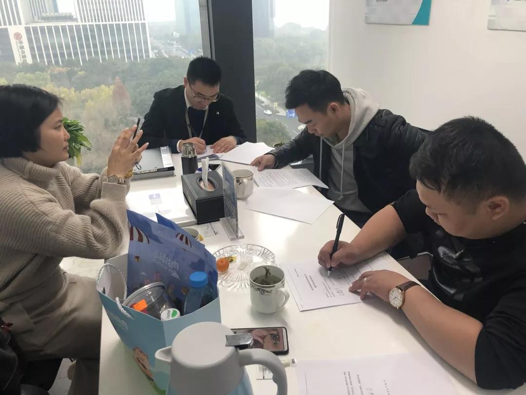 熱烈祝賀黃總夫婦簽約創(chuàng)綠家廣西南寧市區(qū)級代理！