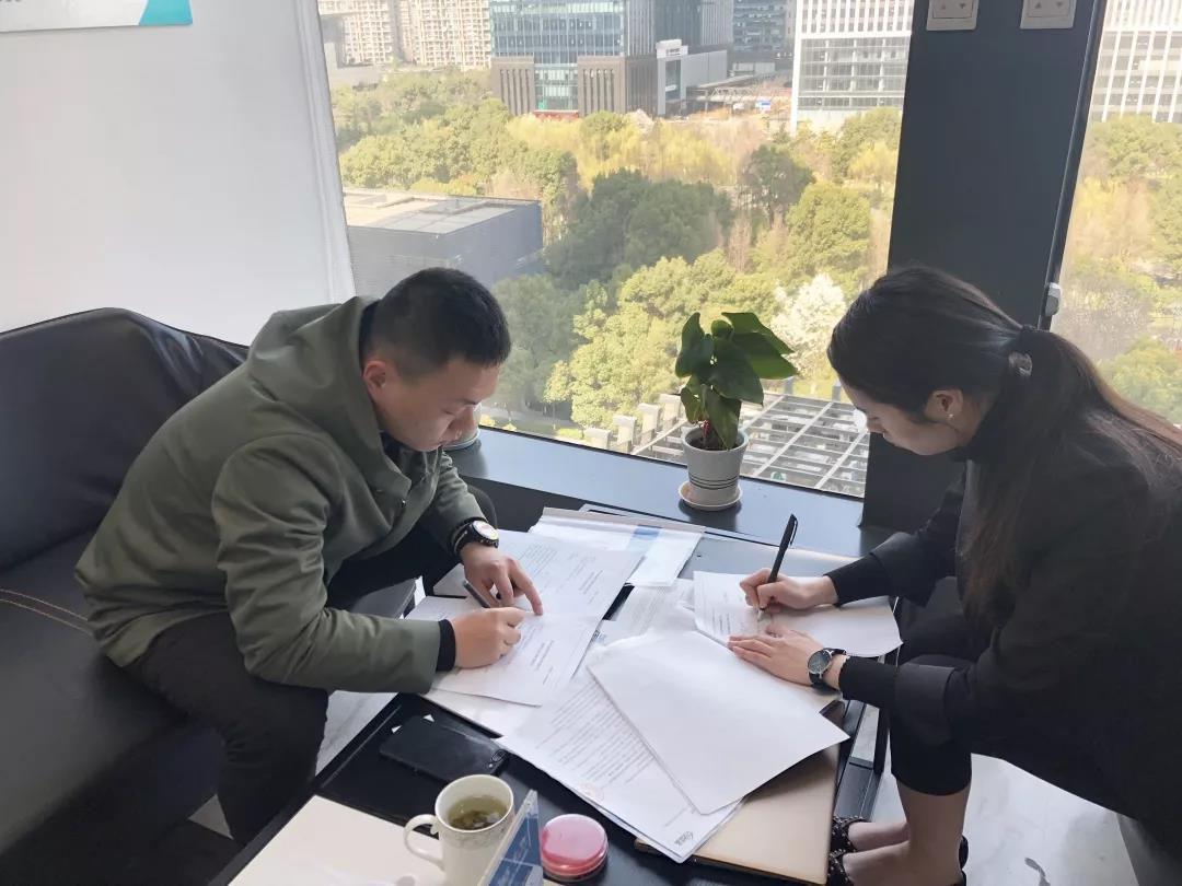 彭總之前是在國企上班，現(xiàn)在選擇自己創(chuàng)業(yè)，自己做過多方面的了解，千里迢迢來考察，注重公司實力、扶持力度和產(chǎn)品效果，對這個行業(yè)也是非常有信心，在我們除醛技術(shù)交流峰會現(xiàn)場果斷簽約！