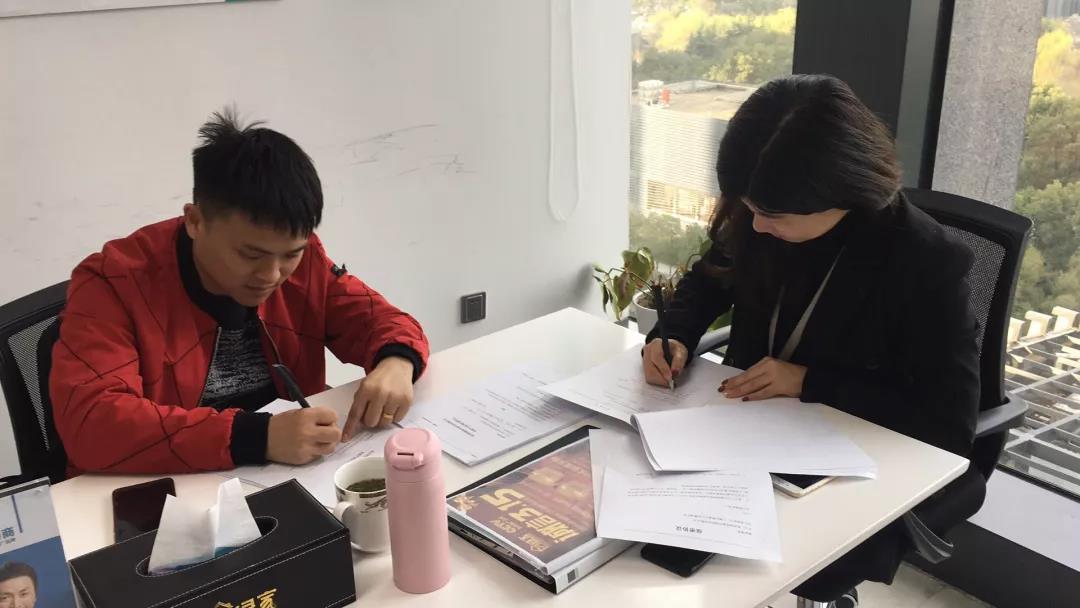 熱烈祝賀鄧總、郭總簽約創(chuàng)綠家江西省某市縣級代理！