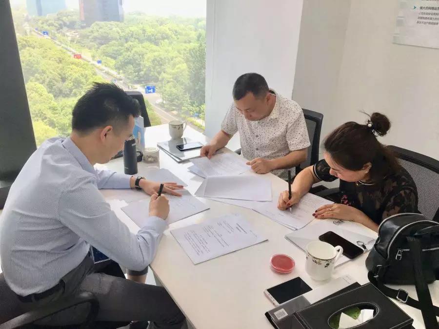 熱烈祝賀李總夫婦簽約創(chuàng)綠家湖南省常德市區(qū)級代理！