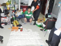 廚房水管破裂傳出刺鼻性氣味，原以為是鄰居家裝修后除甲醛沒(méi)到位，沒(méi)想到是“絕命毒師”