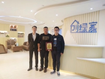 熱烈祝賀何總父子簽約創(chuàng)綠家江西省市級(jí)代理！