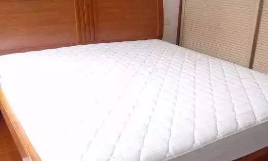南京美女睡了10年的床墊，掀開后把全家人都嚇傻了……