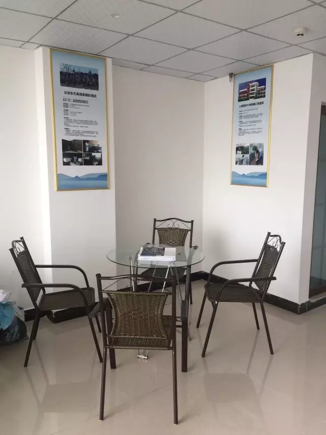 歷經(jīng)近兩個(gè)月的店面籌備工作，創(chuàng)綠家空氣治理惠州服務(wù)中心正式落成，室內(nèi)裝修污染危害社會(huì)，室內(nèi)空氣治理迫在眉睫。創(chuàng)綠家惠州服務(wù)中心將竭誠為您服務(wù)！ 溫總、朱總與公司合照 創(chuàng)綠家空氣治理惠州服務(wù)中心門面 店內(nèi)展示： 祝溫總、朱總開業(yè)生意興隆、財(cái)源廣進(jìn)！